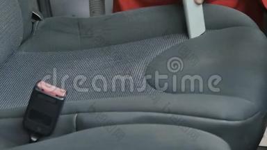 工人用吸尘器清洁乘客座椅